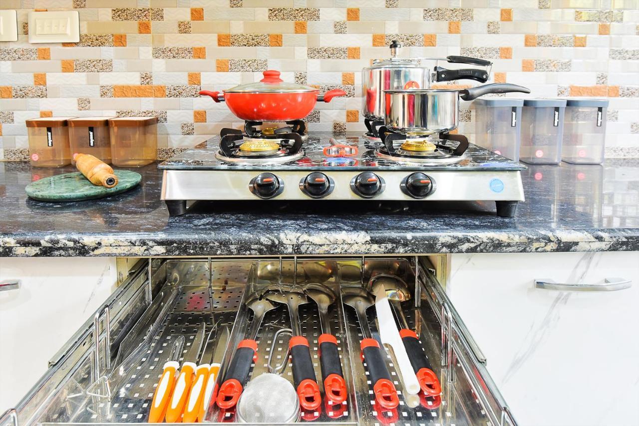 Bedchambers Medicity Serviced Apartments In Gurgaon Bagian luar foto