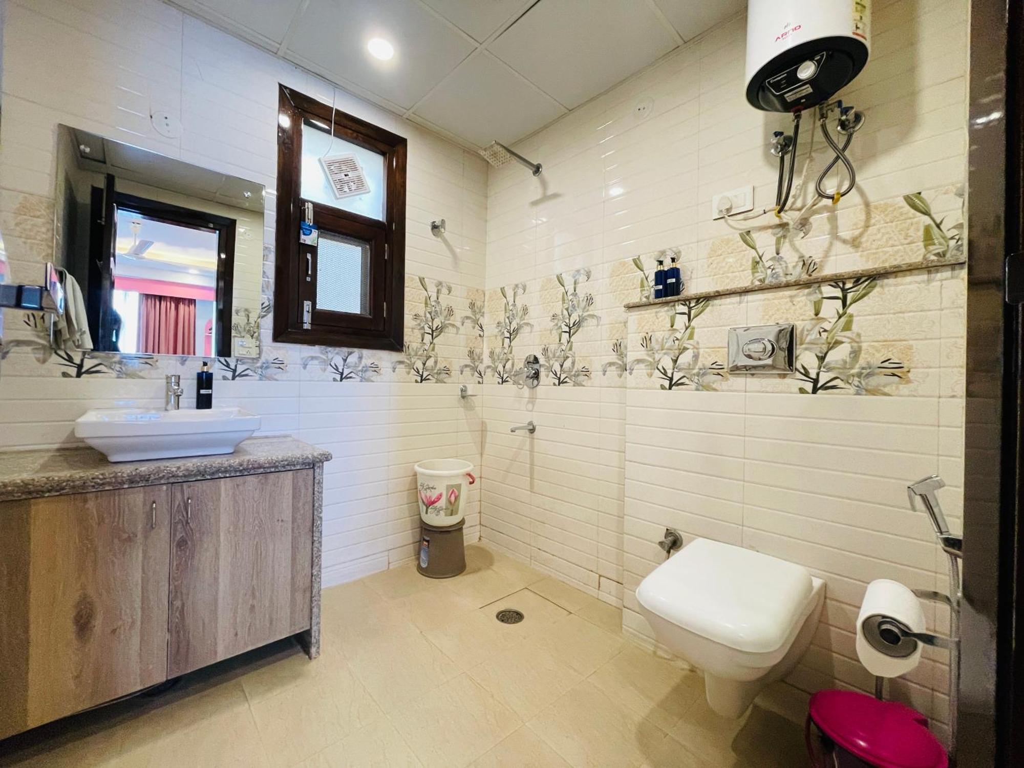 Bedchambers Medicity Serviced Apartments In Gurgaon Bagian luar foto